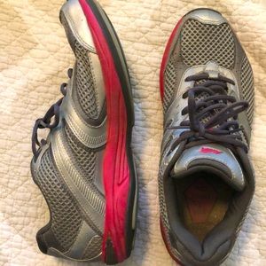 Gently word Avia sneakers size 9.5